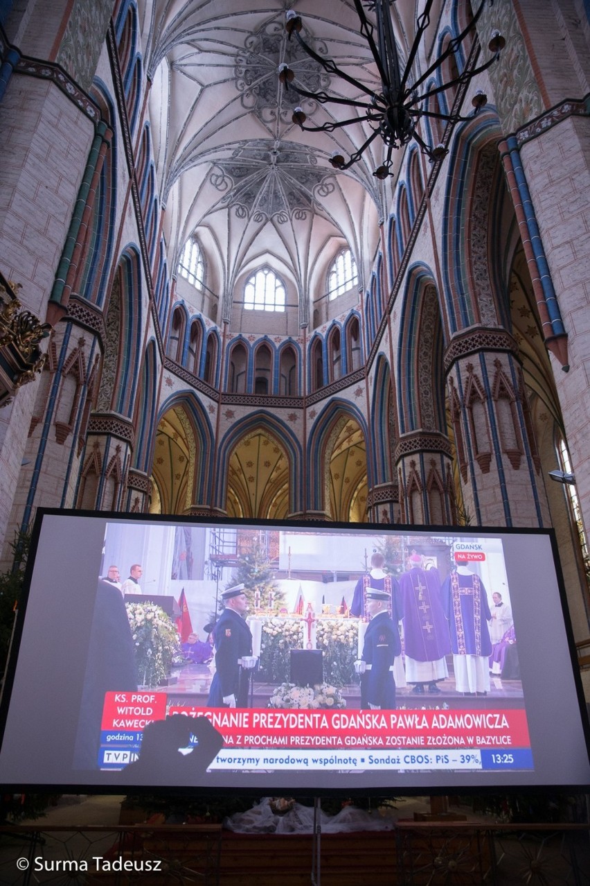Transmisja pogrzebu prezydenta Gdańska w Stargardzie. Garstka mieszkańców w kościele [ZDJĘCIA]