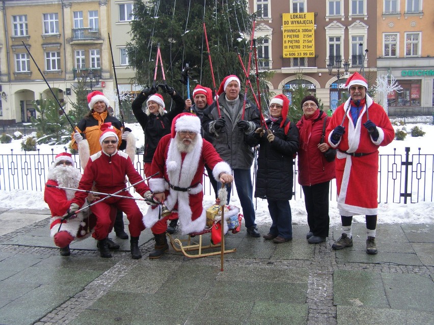 Mikołajowy marsz nordic walking w Kaliszu. ZDJĘCIA