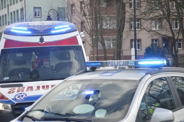 Mężczyzna spadł z dachu. Pierwszej pomocy udzielili mu policjanci. Na karetkę oczekiwano 2 godziny