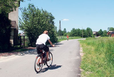 Z nowej nawierzchni na ul. Kopaniny cieszą się rowerzyści. To najlepsze połączenie z lasem