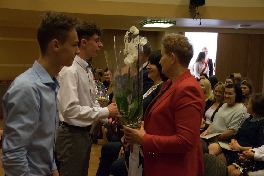 Najlepsi nauczyciele i uczniowie nagrodzeni. Zobaczcie, kto został wyróżniony [ZDJĘCIA]