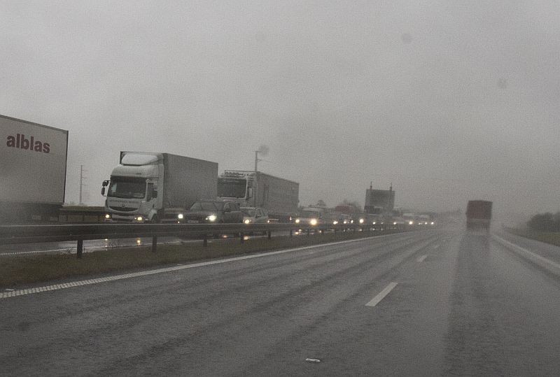 Przewrócona ciężarówka zablokowała autostradę A4