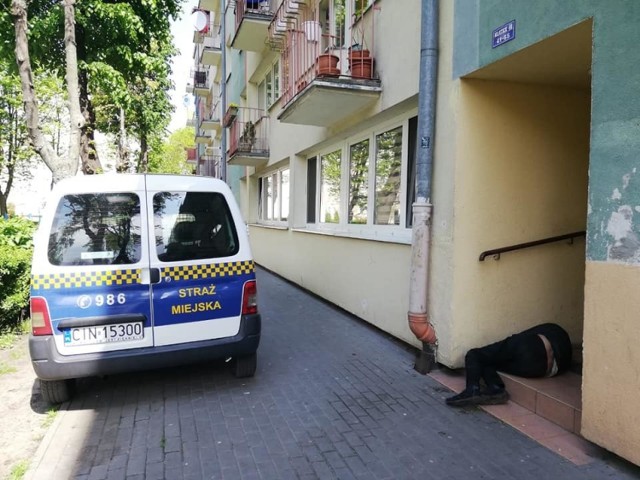 Funkcjonariusze Straży Miejskiej podejmują interwencje w sprawie leżących osób na ulicy. Są to najczęściej osoby nietrzeźwe i bezdomne.