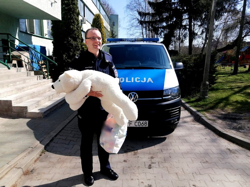 Piotrkowscy policjanci zebrali i przekazali dary dla rodzin...