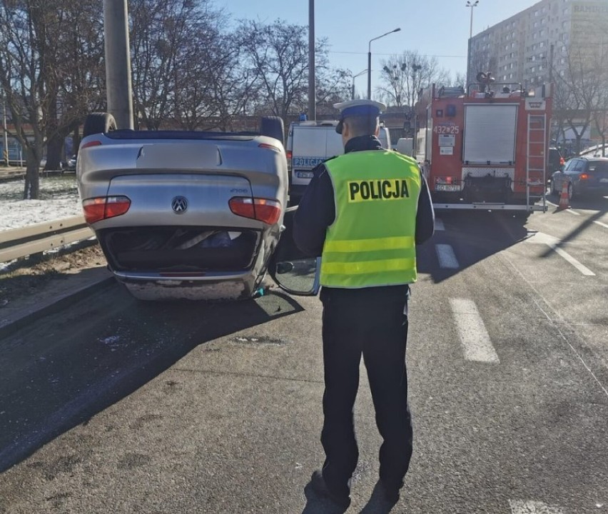 Policjanci pracowali we wtorek 28.02.2023 przy wypadku na...