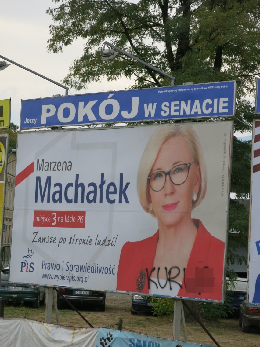 Billboardowa wojna w Jeleniej Górze. Wulgarne napisy na materiałach wyborczych PO i PiS