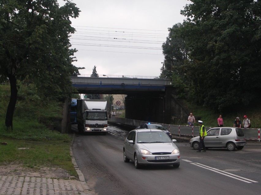 Tir blokuje ul. Kobylińską. Ma zalany silnik! [ZDJĘCIA]