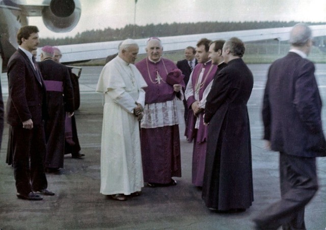 Papież Jan Paweł II w Gdyni 11 czerwca 1987, w trakcie III podr&oacute;ży apostolskiej do Polski. Tu: na lotnisku wojskowym w gdyńskich Babich Dołach w oczekiwaniu na przyjazd kolumny samochod&oacute;w.