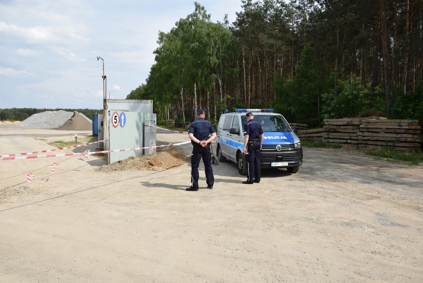 Niewybuch w Krzeczowie. Policja czeka na grupę sapersko-minerską z Tomaszowa[FOTO, WIDEO]