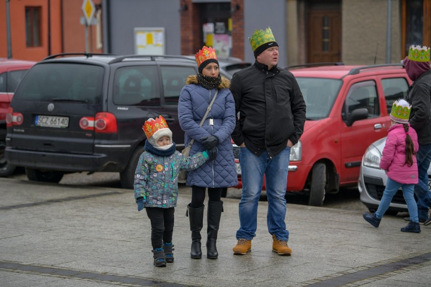 Tak wyglądał Orszak Trzech Króli w 2021 roku w Kłobucku [ZDJĘCIA]. Burmistrz Jerzy Zakrzewski był jednych z monarchów.