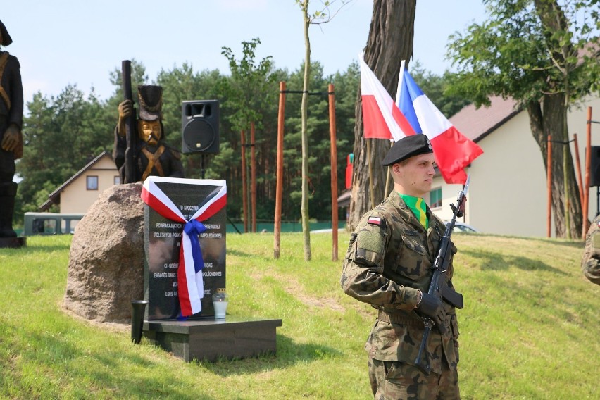 Mogiła z kapliczką znajdują się na zachodnich rogatkach wsi....