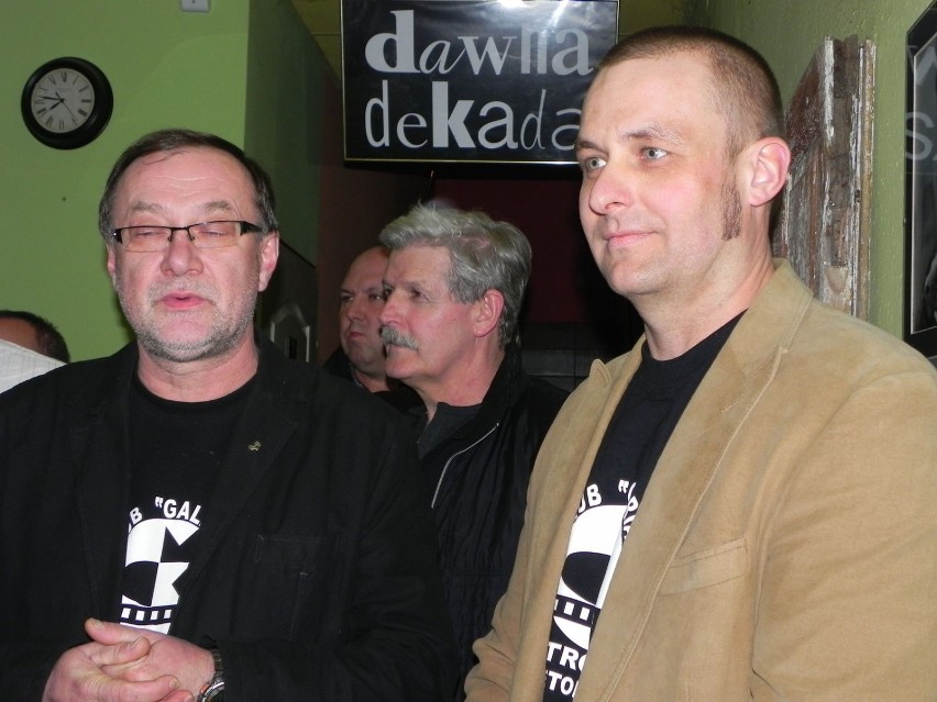 Podczas wernisażu (od lewej): Andrzej Łada i Waldemar Baka;...