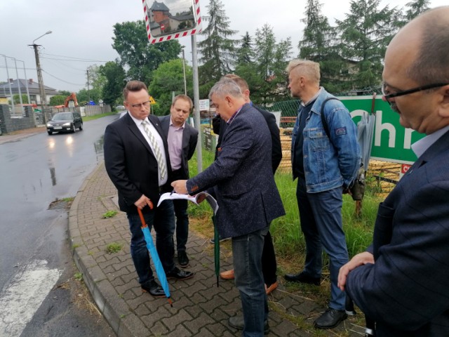 Poprawa bezpieczeństwa na tym skrzyżowaniu jest konieczna. Rzecz w tym, jak to zrobić