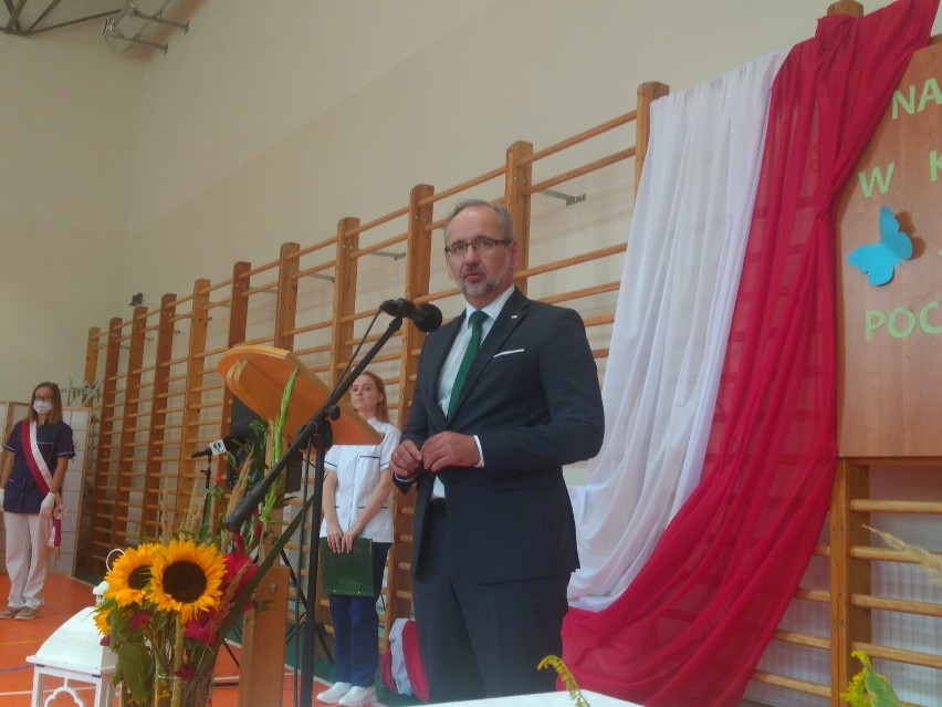 Minister zdrowia na inauguracji roku szkolnego w Powiatowym Zespole Szkół Policealnych w Wejherowie. Niedzielski zachęcał do szczepień