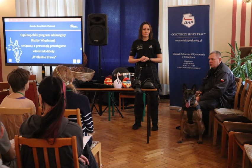 Funkcjonariusze Zakładu Karnego we Wronkach poprowadzili zajęcia edukacyjne dla młodzieży z OHP w Chraplewie