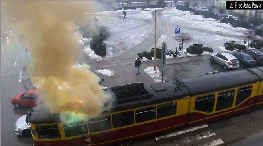 Pożar tramwaju linii 46 w Zgierzu. Utrudnienia w ruchu tramwajów [ZDJĘCIA]