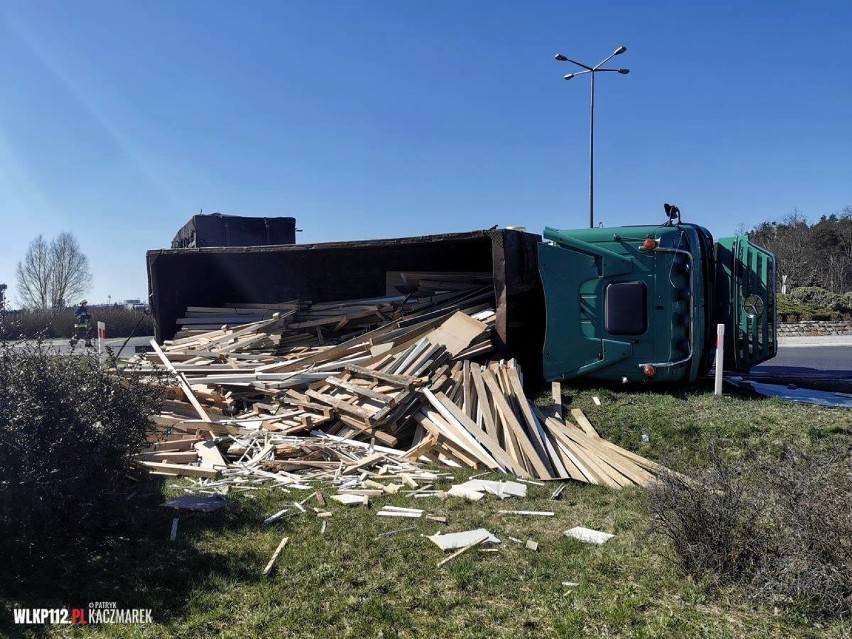 Karpicko: Ciężarówka wywrócona! Spore utrudnienia na drodze w okolicy ronda Powstańców Wielkopolskich