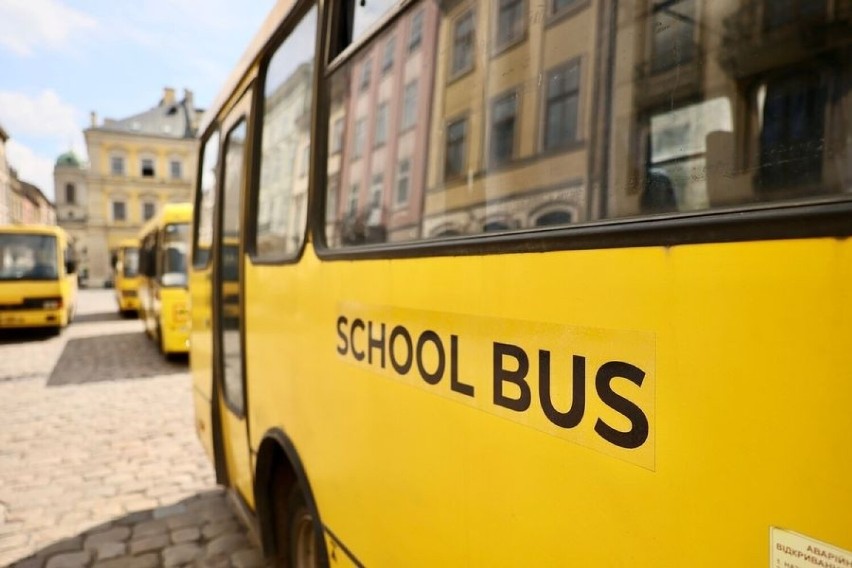 Puste autobusy szkolne przed ratuszem we Lwowie. Dzisiaj nie...
