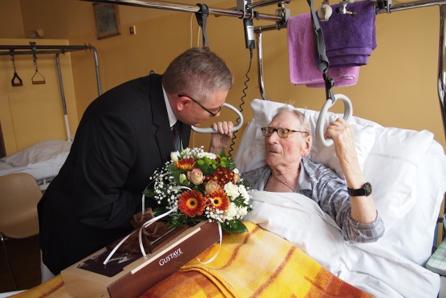 103 urodziny Tadeusz Kałamejka musiał spędzić w szpitalu. Mimo to najstarszy żyjący mężczyzna w Gnieźnie cieszy się dobrą kondycją.