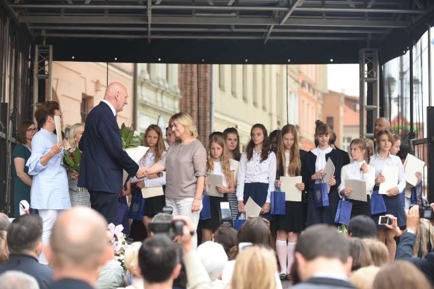 Prezydent Michał Zaleski wręczył 23 czerwca 2017 r. na Rynku...