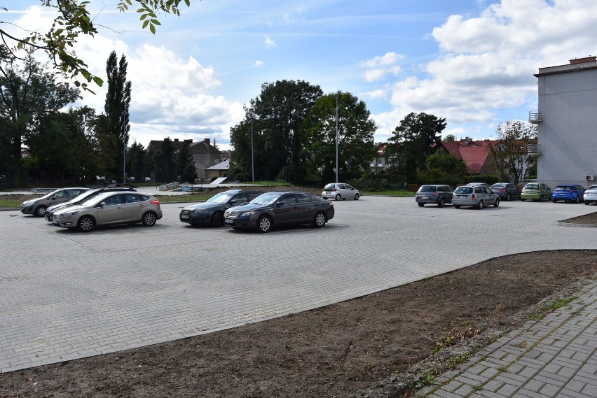 Tarnów. Kierowcy wjeżdżając na nowy parking łamią przepisy 