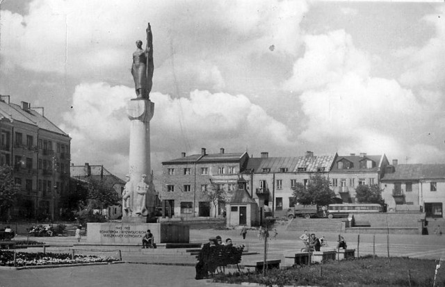 Pomnik Wdzięczności na Placu Wolności w  latach 70.