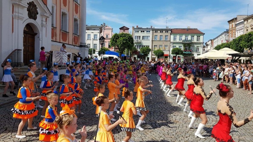 Leszczyńskie mażoretki w czasie pokazów na rynku w Lesznie