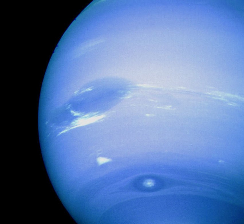 Zdjęcie Neptuna wykonane przez sondę Voyager 2. Widać na nim...