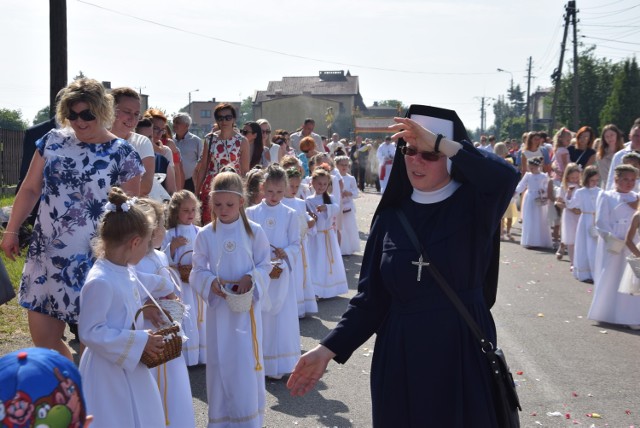 Procesja Bożego Ciała w Chełmie Śląskim ulicami Śląską, Bukietową i Chełmską