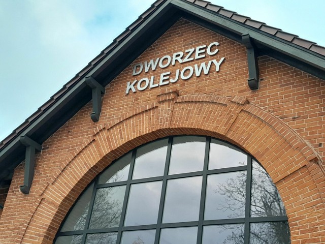 Modernizacja budynku dworca PKP w Zduńskiej Woli dobiega końca. Efektem robót prowadzonych od ubiegłego roku jest przywrócenie dawnego, przemysłowego charakteru obiektu.
