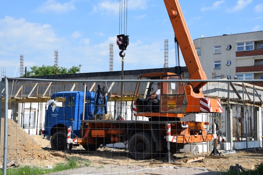 Ekspresowe tempo budowy restauracji McDonald’s w Sieradzu. Przygotowywany jest też teren pod nowe pawilony (zdjęcia)