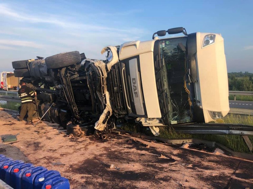 Kierowca tira zasnął, ciężarówka przewróciła się [ZDJĘCIA]. Autostrada A1 za Częstochową zablokowana, są objazdy