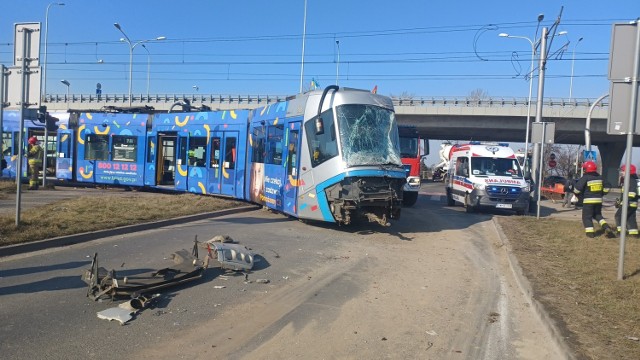 Zderzenie tramwaju z samochodem ciężarowym na skrzyżowaniu ul. Kosmonautów ze Szczecińską we Wrocław 3.03.2022