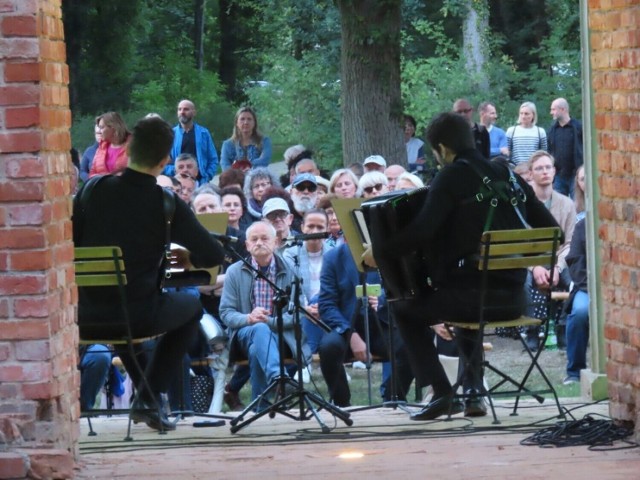 Koncerty z cyklu Okno na muzykę odbywają się w Parku Książęcym w Zielonej Górze podczas Lata Muz Wszelakich