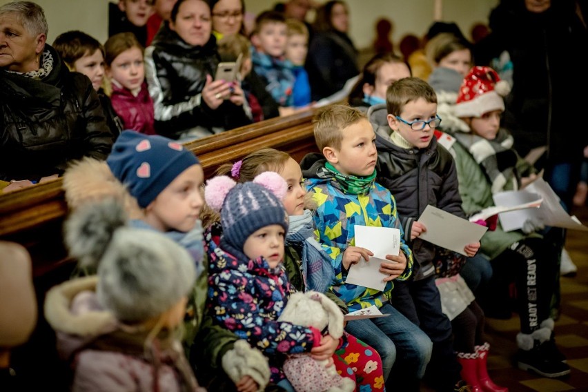 Święty Mikołaj rozdawał paczki w kościele w wałbrzyskiej dzielnicy Biały Kamień