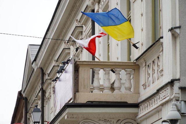 W najbliższych dniach z kieleckiego ratusza znikną flagi ukraińskie i zastąpią je polskie i unijne. W przyszłym tygodniu ponownie zostanie zmienione oflagowanie Urzędu Miasta w Kielcach i innych miejskich obiektów. 
