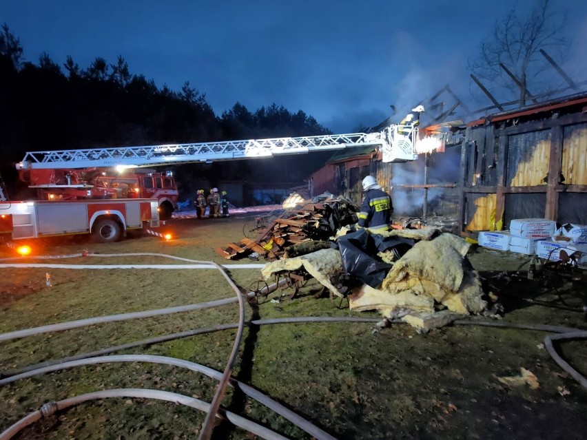 Ogromny pożar stodoły w miejscowości Lubień. Na miejscu działało sześć zastępów straży! 