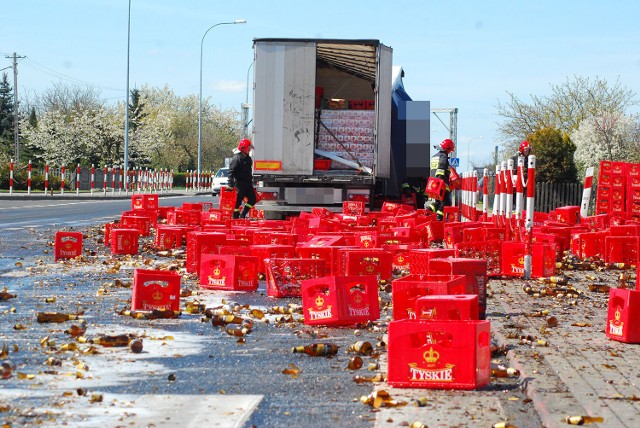 Wypadek w Wyszkach. Na krajowej jedenastce doszło do zdarzenia drogowego. Z ciężarówki na jezdnię wypadł ładunek. Były to skrzynki z piwem. Na miejscu cały czas pracują służby ratunkowe.

Zobacz więcej: Wypadek w Wyszkach: Butelki z piwem wypadły na jezdnię [ZDJĘCIA]
