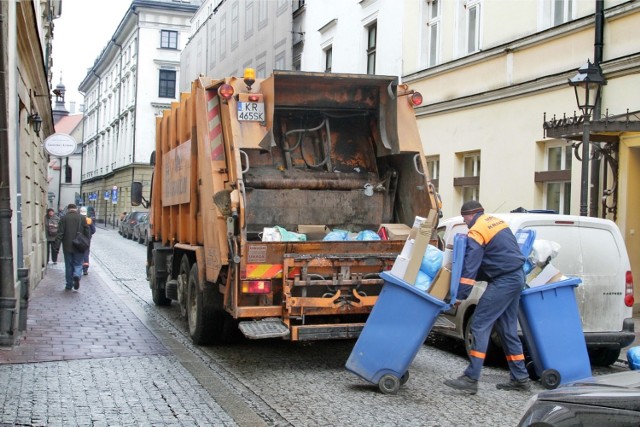 Nadwyżka z opłat za wywóz odpadów wyniosła ponad 28 mln zł. Pieniądze nie wrócą do kieszeni właścicieli nieruchomości