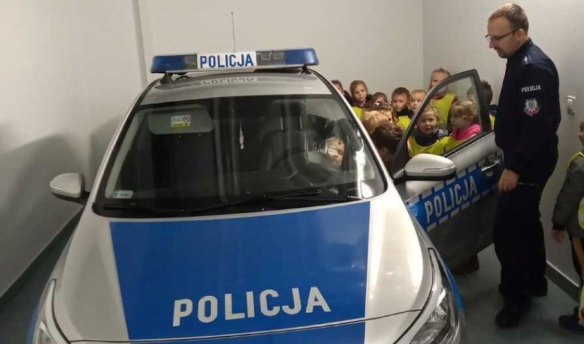 Odwiedzili policjantów: przedszkolaków najbardziej zafascynował radiowóz! ZDJĘCIA