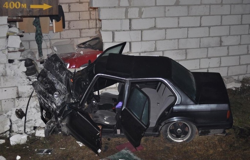 Siennica Nadolna: BMW wbiło się z garaż. Zginął kierowca