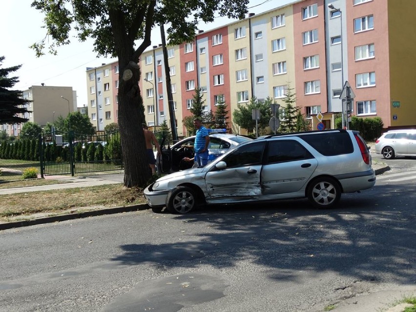 Wypadek na ul. Smugowej w Tomaszowie: Zderzyły się dwa samochody [ZDJĘCIA