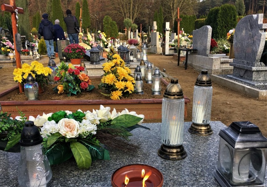 Leszno. Wszystkich Świętych 2019. Cmentarze toną w kwiatach. Zobaczcie, jak pięknie wygląda dziś nekropolia przy ulicy Osieckiej [ZDJĘCIA]