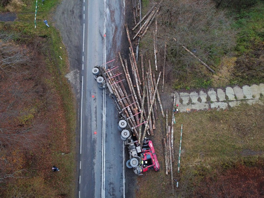 Wypadek w Olszanach. Na drodze krajowej nr 28 przewróciła się ciężarówka z drewnem. Ranny został kierowca [ZDJĘCIA]