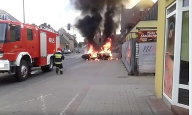 We wtorkowy wieczór na ul. 3 Maja w  Szubinie spłonął samochód osobowy.