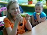Owoce w szkołach w Bełchatowie. Uczniowie zjadają marchewki zamiast batonów