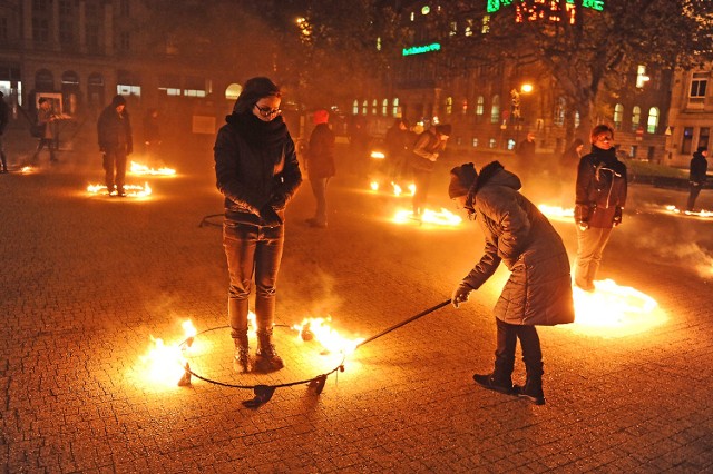 Happening na Starym Rynku  w ramach 16. Dni Przeciwdziałania Przemocy ze Względu na Płeć