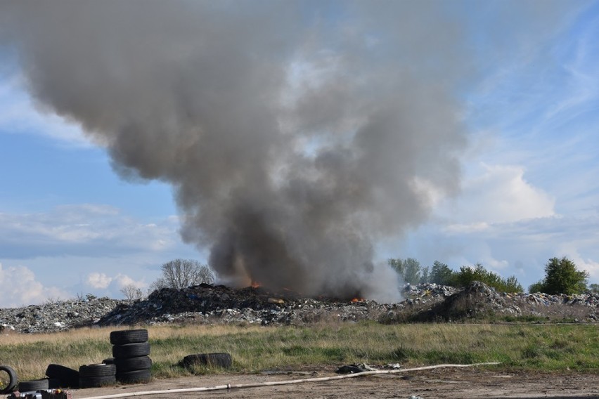 Spadł deszcz... Kolejny pożar składowiska w Pyszącej