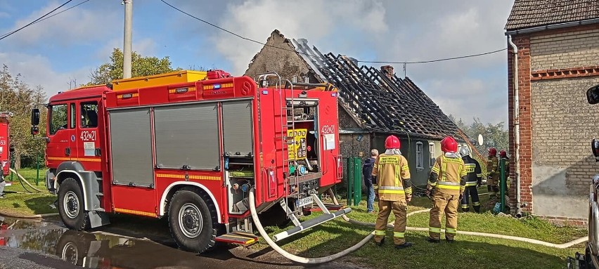 Strażacy z Goleniowa i okolic gasili pożar domu. Straty ogromne