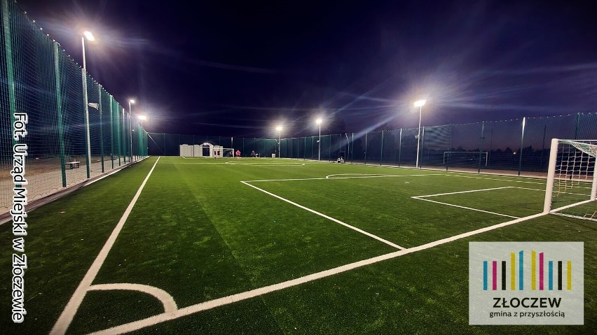 Nowe boisko w Złoczewie czeka na chętnych także wieczorową porą. Urząd zachęca do skorzystania ze sportowej infrastruktury  ZDJĘCIA